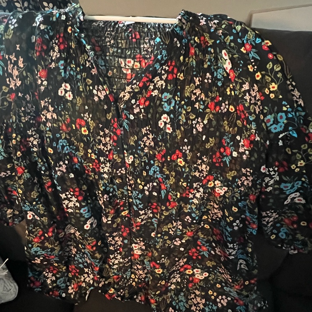 Beautiful Ditsty floral black top with colorful flowers size 3X over sized